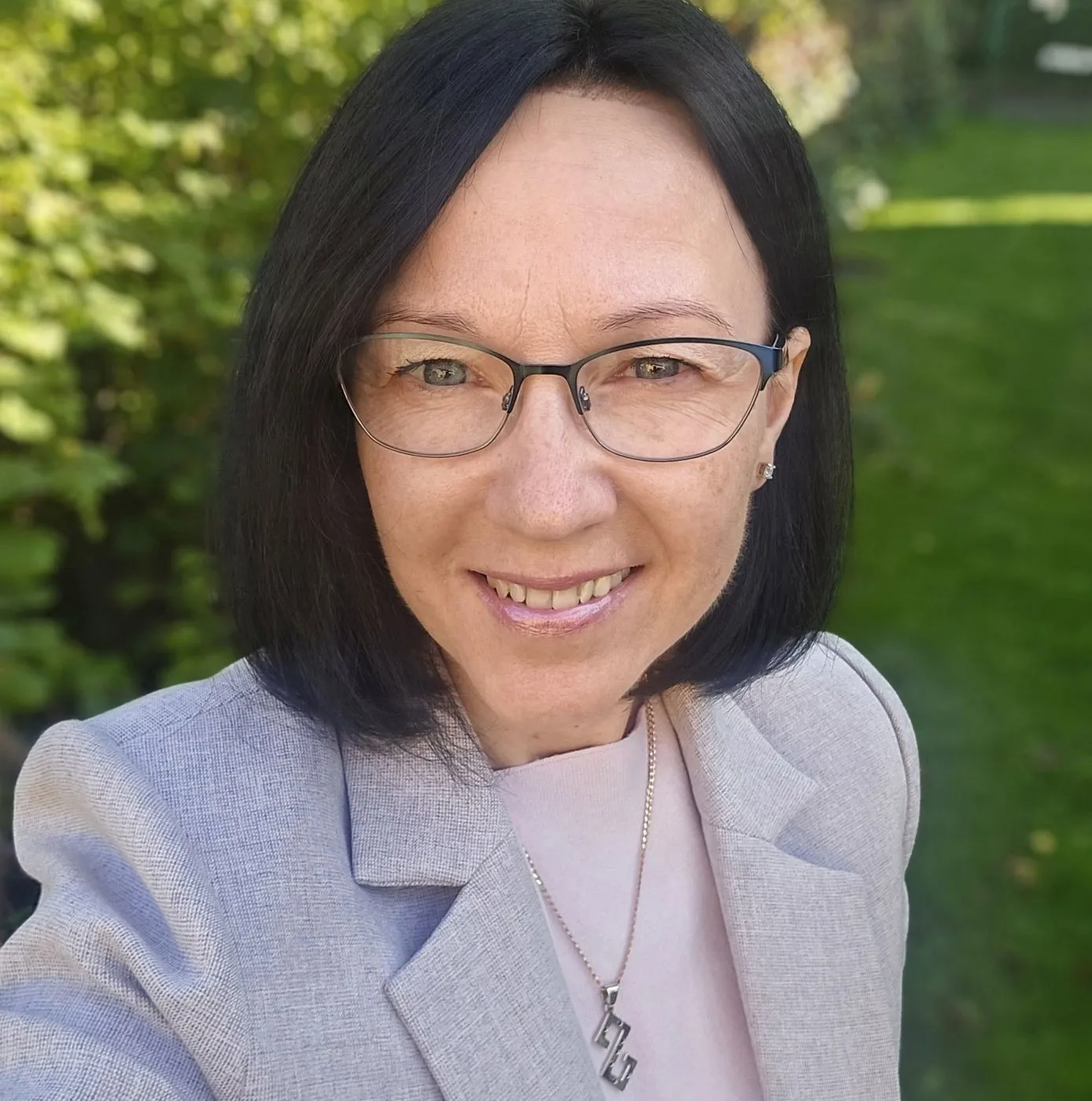 Līga Uzulniece ārā, smaidoša
